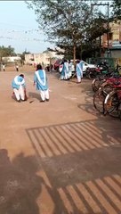 देखो.. सरकारी स्कूल, छात्राओं से लगवा रहे झाड़ू, पहले करवाया था शौचालय साफ