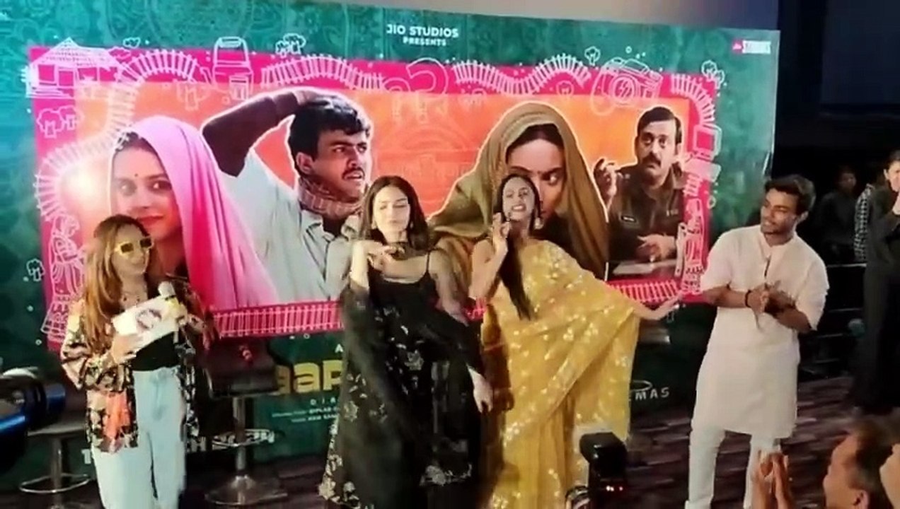 'लापता लेडीज' की हीरोइनों ने फैंस के साथ किया जबरदस्त डांस मूव्स, देखें वायरल वीडियो