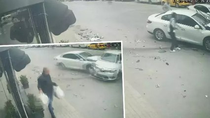 Esenyurt'ta kaza anı kamerada: Kaldırımda yürüyen yaya son anda kurtuldu