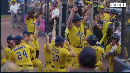 ¿NUEVA FACETA? JOHN CENA ES CAPTADO JUGANDO BEISBOL