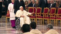 Papa Francisco e Milei se abraçam no Vaticano