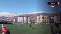 Bitlis'te kırmızı kart gören futbolcu sahaya daldı