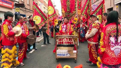 Download Video: El gran pasacalles del Año Nuevo chino congrega a miles de personas en Usera, en Madrid