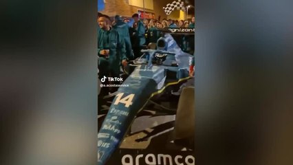 Premio al mejor disfraz de carnaval: Fernando Alonso y Aston Martin