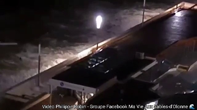 La tempête fait déborder la piscine du remblai aux Sables d'Olonne