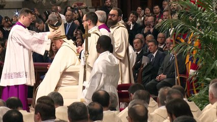 Francisco y Milei se abrazan en el Vaticano