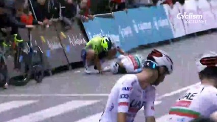 Clasica de Almeria 2024 - Le beau geste d'Adrien Petit... Olav Kooij et Wout Van Aert étaient trop forts !