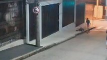 Homem é agredido por ladrão no meio da rua e tem nariz quebrado; veja vídeo