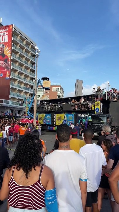 Trio faz manobra complicada no meio do circuito Barra-Ondina