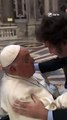 Papa Francisco recebe o presidente da Argentina, Javier Milei, durante missa de canonização de Mama Antula, a primeira santa argentina.