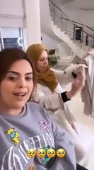 الممثلة يسرى المناعي تهدي والدتها عمرة بمناسبة عيد الحب