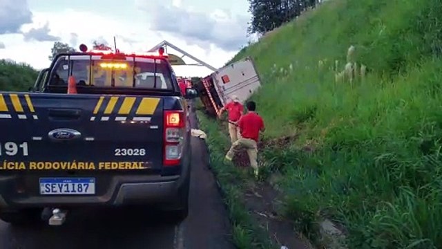 Caminhão carregado com produtos químicos tomba na BR-163 em Lindoeste