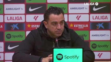 Download Video: El momento incómodo de Xavi Hernández al escuchar las palabras de Deco en directo