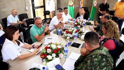 Gobernador de Antioquia estuvo en Segovia, luego de enfrentamientos de ilegales en la zona