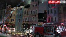 FATİH'te 3 Katlı Binada Yangın Çıktı, Bitişikteki Binaya Sıçradı