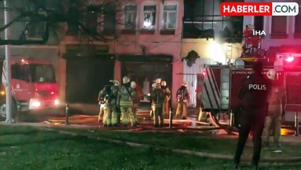 Fatih'te ahşap binada başlayan yangın yanındaki binaya da sıçradı Balat'ta korkutan yangın: 1 kişi dumandan etkilendi