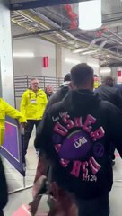 De esta manera llegó Usher al Allegiant Stadium de Los Ángeles para su presentación en el Super Bowl