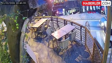 Üsküdar'da Hafif Ticari Araç Restorana Girdi: 2 Yaralı