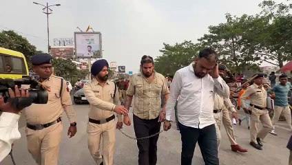 Tải video: Raipur Firing Case: VIP रोड के क्लब में चली गोली, पुलिस ने बदमाशों का सिर मुंडवाकर निकाला जुलूस...देखें Video