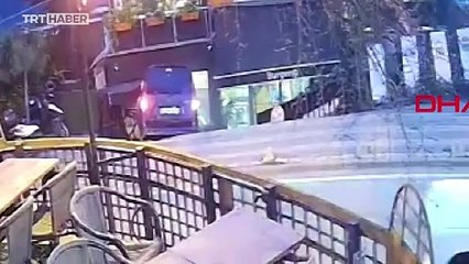 Üsküdar'da araç kafeye daldı