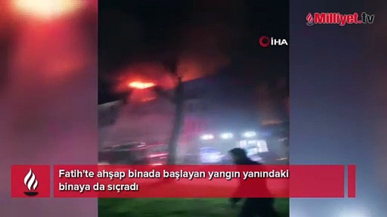 Fatih'te korkutan yangın! Ahşap binada başlayan yangın yanındaki binaya da sıçradı