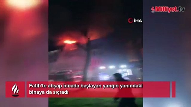 Fatih'te korkutan yangın! Ahşap binada başlayan yangın yanındaki binaya da sıçradı