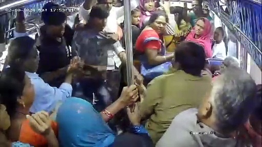 திருச்சியில் பெண் பயணியை ஒருமையில் திட்டிய தனியார் பேருந்து நடத்துனருக்கு கும்மாங்குத்து