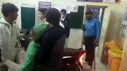 सतनाः जिला अस्पताल में फिल्म थ्री ईडियट्स सीन, बाइक से कैजुअल्टी में मरीज लेकर पहुंचे