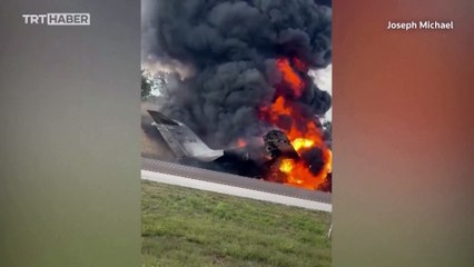 Otomobile çarpan uçaktan kurtuldular