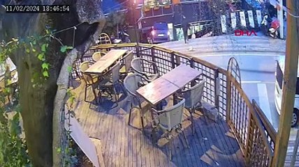 Üsküdar'da hafif ticari araç restorana girdi: 2 yaralı