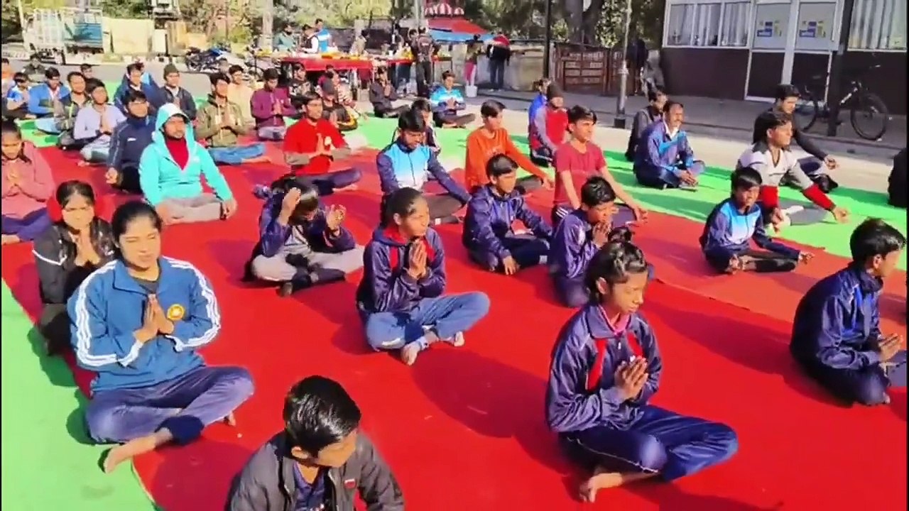 खिलाड़ियों व स्कूली बच्चों ने किशोर सागर तालाब की पाल पर किया सामूहिक सूर्य नमस्कार