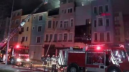 İstanbul'da yangın paniği! Alevler 2 binayı sardı