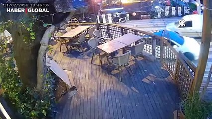 Üsküdar'da araç hızını alamayıp kafeye böyle girdi!