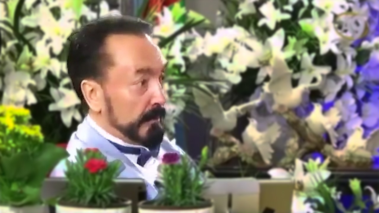 Adnan Oktar’ın "Tayyip Hocasını sevdiğini ve koruduğunu" anlattığı anlar sosyal medyada yeniden gündem oldu