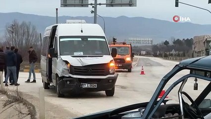 İşçi servisi ile otomobil çarpıştı: 6 yaralı