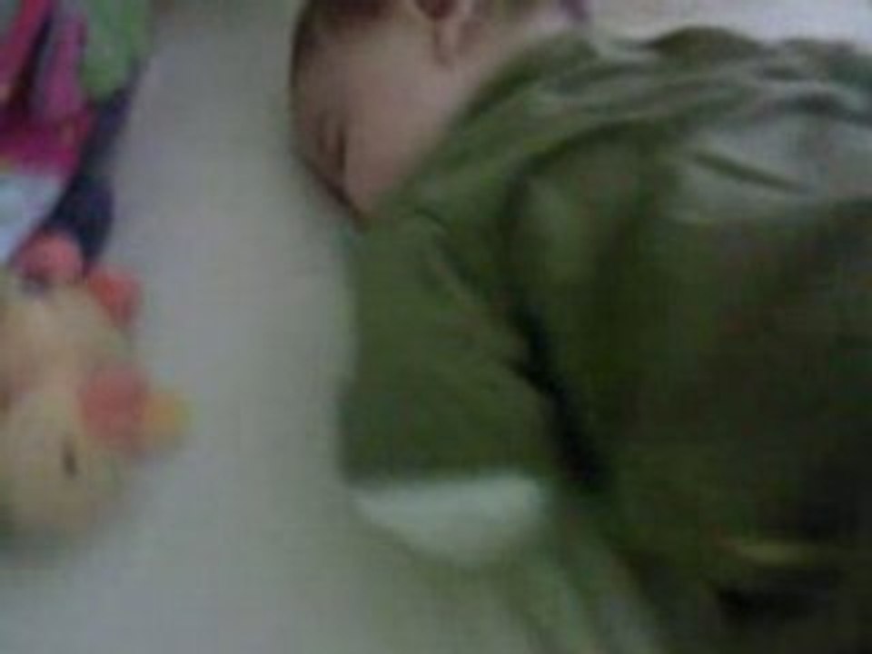 ethan qui dort a 4 pattes lol