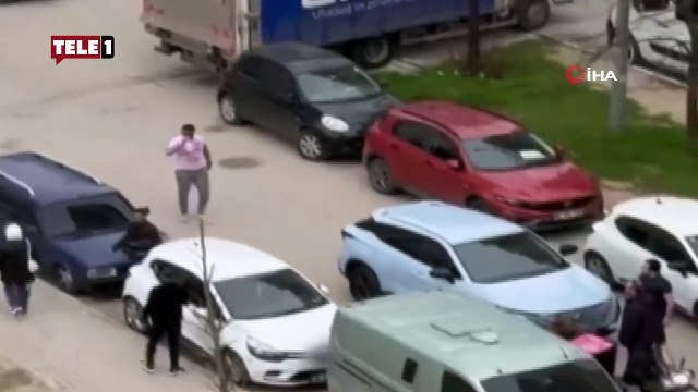 Sokak boks ringine döndü! Kavgayı ayıran da yumruklardan nasibini aldı