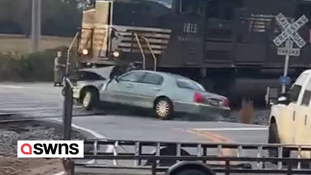 Fahrer flieht SEKUNDEN bevor Auto von entgegenkommendem Zug erfasst wird