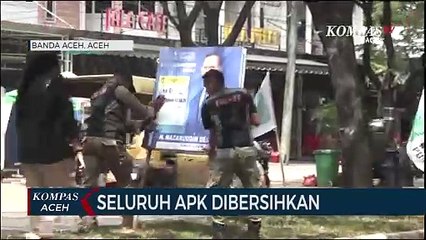 Petugas Bersihkan Alat Peraga Kampanye Jelang Minggu Tenang