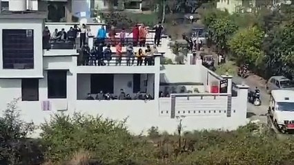 वन कर्मियों पर झपटा तेंदुआ