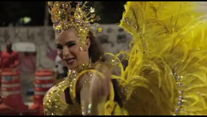 Musica, carri, danze e paillettes: a Rio eplode il carnevale