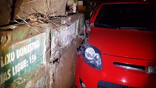 Palio atinge caçamba afastada do meio-fio no Jardim Clarito