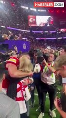 Süper Bowl'da romantik anlar! Taylor Swift, şampiyonluk kutlamasında sevgilisini öpücüklere boğdu