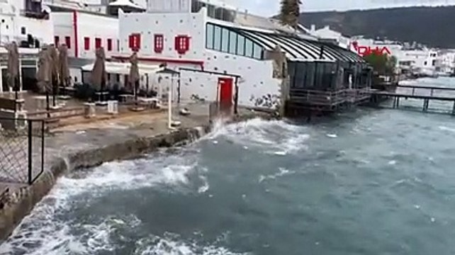 Bodrum fırtınaya esir oldu! Dalgaların boyu 3 metreyi aştı