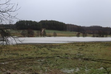 Rzeka Łeba w Miłoszewie jak jezioro