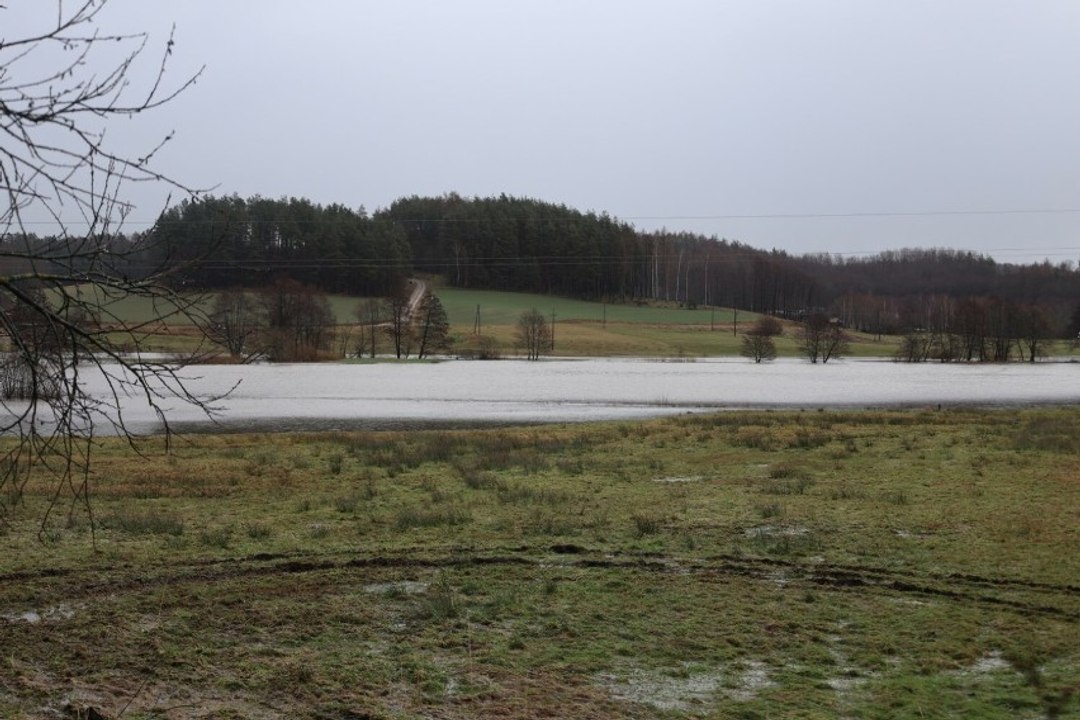 Rzeka Łeba w Miłoszewie jak jezioro