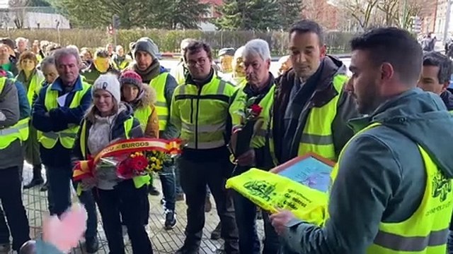 Recuerdo de agricultores y ganaderos hacia los guardias civiles asesinados por narcotraficantes en Barbate.