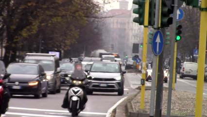 INCIDENTE IN DIRETTA+SGOMMATA POLIZIA DI STATO IN SIRENA (Milano)