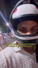 Tony Salles usa mototáxi para chegar em camarote