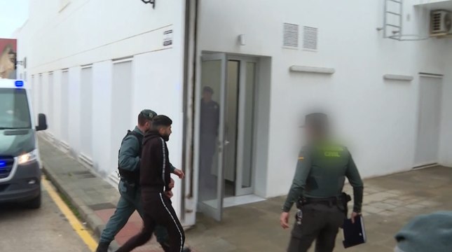 Los detenidos por la muerte de dos agentes de la Guardia Civil son recibidos en el juzgado con gritos de asesinos y criminales